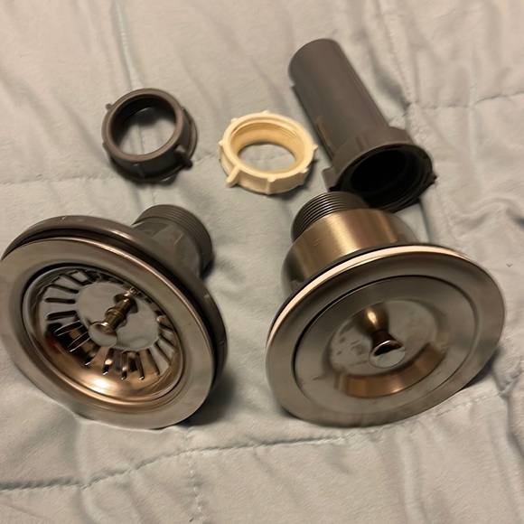 Kitchen sink - Picture 1 of 3